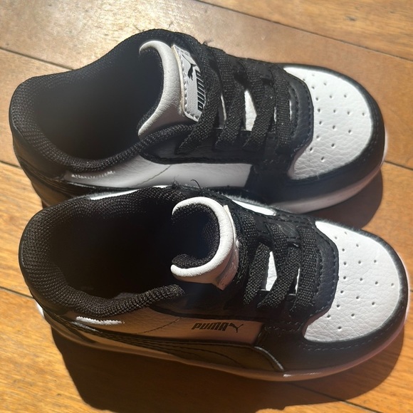 Toddlers Puma Black and White Sneakers with Cushioned Sole and Mesh Design - Picture 6 of 11